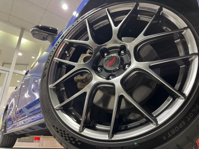 �y�O���[�h��p����19�C���`�A���~�z�C�[���z�f�U�C�����̍��������A���~�z�C�[���𑕒����Ă���܂��B�e��ЊO�A���~�z�C�[����A�X�^�b�h���X�^�C�����戵�����Ă���܂��B���񂲑��k����������