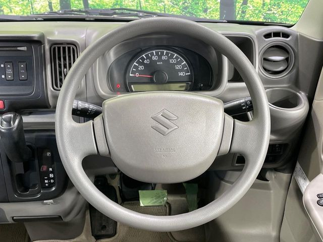 �C���e���A�ɍ��킹���f�U�C���̃X�e�A�����O�́A�^�]�������̂��Ƃ��l���A�^�]���₷���`��A�傫���ł��B�����x�A���ۂɐG���Ă��m���߂��������B