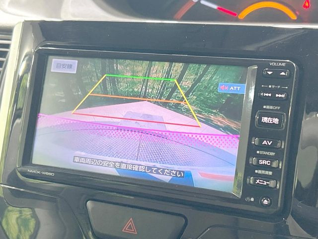 【バックカメラ】駐車時に後方がリアルタイム映像で確認できます。大型商業施設や立体駐車場での駐車時や、夜間のバック時に大活躍!運転スキルに関わらず、今や必須となった装備のひとつです!