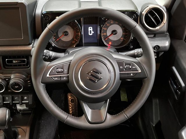 インテリアに合わせたデザインのステアリングは、運転される方のことも考え、運転しやすい形状、大きさです。是非一度、実際に触ってお確かめください。