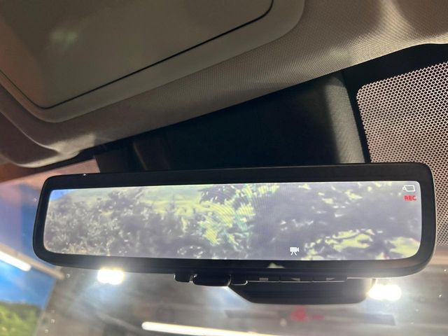 【デジタルインナーミラー】カメラが撮影した車両後方の映像をルームミラー内に表示。クリアな視界で状況の確認が可能です!※ドラレコ機能ご利用には別途SDカードをご用意いただく場合があります。