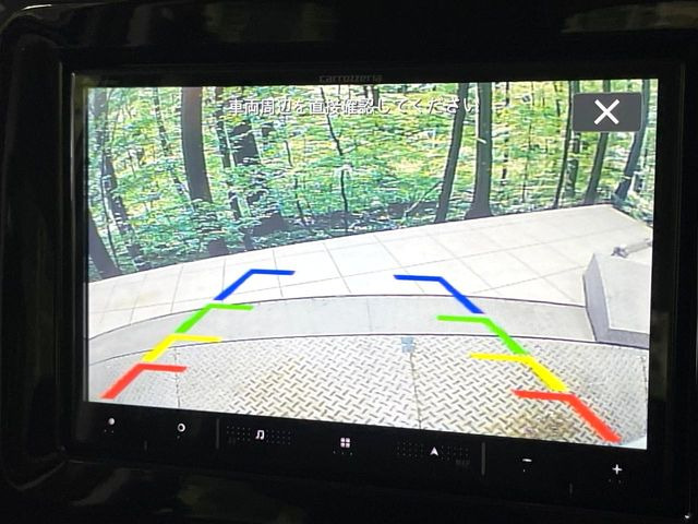 【バックカメラ】駐車時に後方がリアルタイム映像で確認できます。大型商業施設や立体駐車場での駐車時や、夜間のバック時に大活躍!運転スキルに関わらず、今や必須となった装備のひとつです!