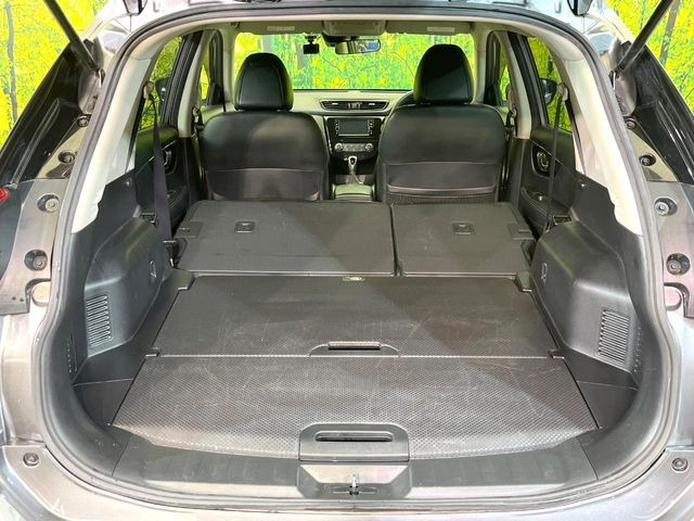 ラゲッジルームは、大容量のスペースを確保。普段のお買い物からレジャーまで、幅広く活躍してくれます!また、リアシートを倒すことでバリエーション豊かにお使いいただけます。