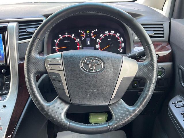 �C���e���A�ɍ��킹���f�U�C���̃X�e�A�����O�́A�^�]�������̂��Ƃ��l���A�^�]���₷���`��A�傫���ł��B�����x�A���ۂɐG���Ă��m���߂��������B