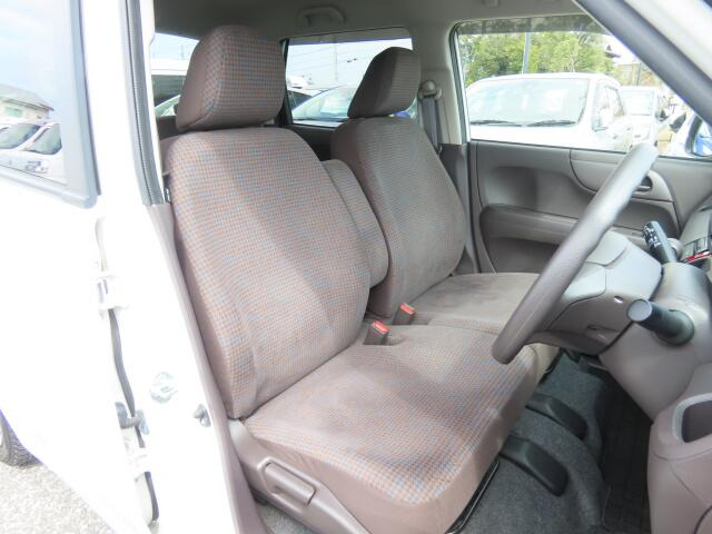 フロントシートも状態良好ですよ。大きな汚れもなく、安心です。座り心地もいいですよ。