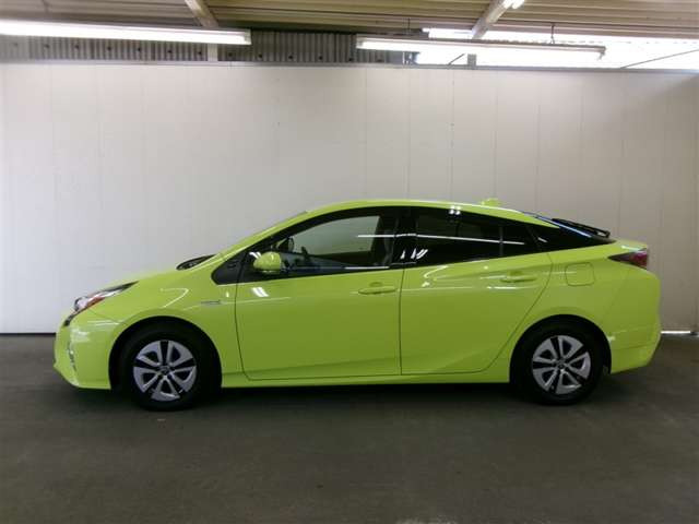 プリウス1.8 A プレミアム E-Four 4WD