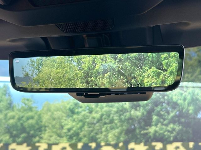 【スマートリヤビューミラー】後席の大きな荷物や同乗者で後方が確認しづらい時でも安心!カメラが撮影した車両後方の映像をルームミラー内に表示。クリアな視界で状況の確認が可能です!