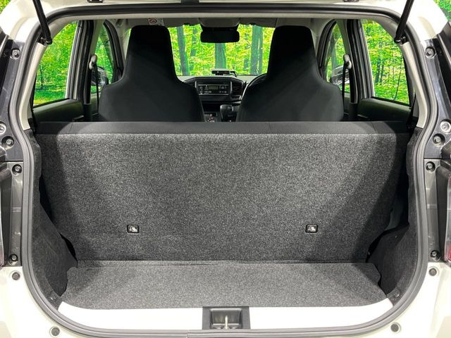 ���i�̂���������ʋ΁A���}���ɏ\���ȉ׎��X�y�[�X���m�ۂ��Ă���܂��B�Z�J���h�V�[�g��|���ƁA�傫�ȉו��̐ύڂ��\�ł���