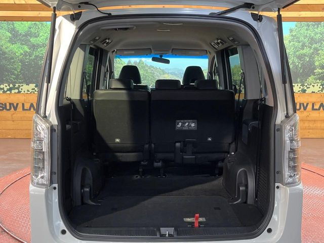 ���i�̂���������ʋ΁A���}���ɏ\���ȉ׎��X�y�[�X���m�ۂ��Ă���܂��B�Z�J���h�V�[�g��|���ƁA�傫�ȉו��̐ύڂ��\�ł���