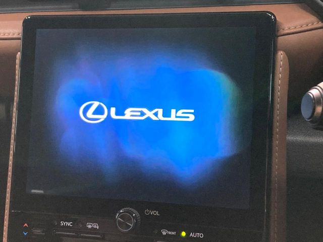 �y9.8�C���` �f�B�X�v���C�I�[�f�B�I�z���ʂ̃f�B�X�v���C��AppleCarPlay��AndroidAuto�����p�\�B�傫�ȉ�ʂŃX�}�z�i�r�A�v���������p���������܂���