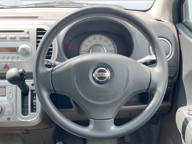 �C���e���A�ɍ��킹���f�U�C���̃X�e�A�����O�́A�^�]�������̂��Ƃ��l���A�^�]���₷���`��A�傫���ł��B�����x�A���ۂɐG���Ă��m���߂��������B