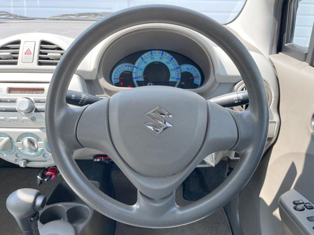 �C���e���A�ɍ��킹���f�U�C���̃X�e�A�����O�́A�^�]�������̂��Ƃ��l���A�^�]���₷���`��A�傫���ł��B�����x�A���ۂɐG���Ă��m���߂��������B