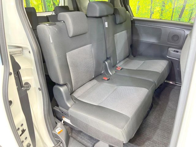 後部座席も気になるようなキズ・汚れやへたり等、大きなダメージはなく、良好な状態です。