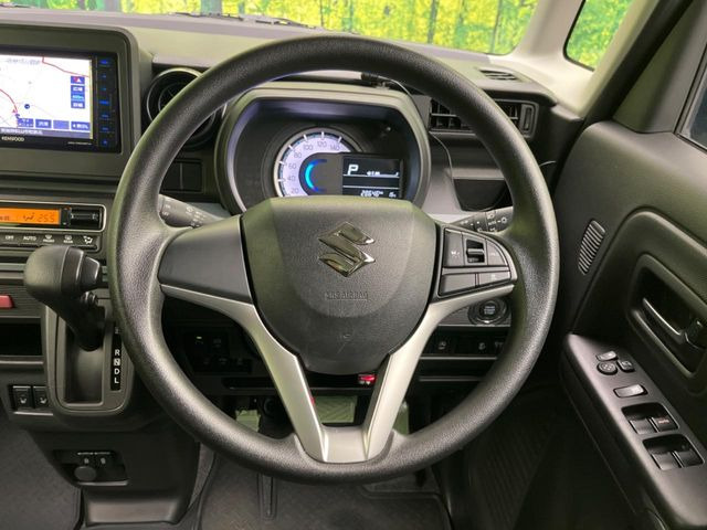 �C���e���A�ɍ��킹���f�U�C���̃X�e�A�����O�́A�^�]�������̂��Ƃ��l���A�^�]���₷���`��A�傫���ł��B�����x�A���ۂɐG���Ă��m���߂��������B