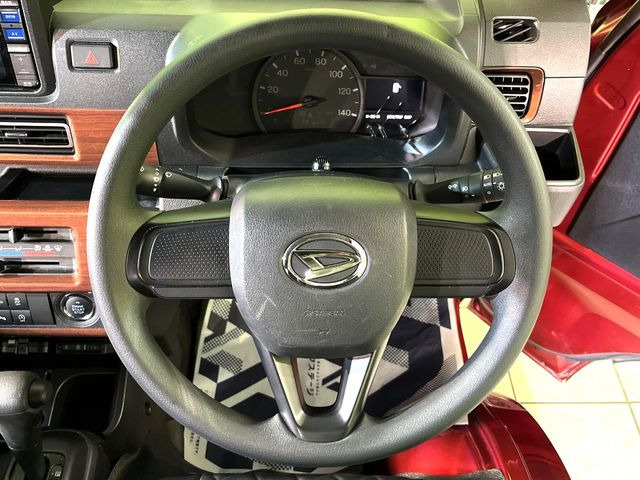 �C���e���A�ɍ��킹���f�U�C���̃X�e�A�����O�́A�^�]�������̂��Ƃ��l���A�^�]���₷���`��A�傫���ł��B�����x�A���ۂɐG���Ă��m���߂��������B