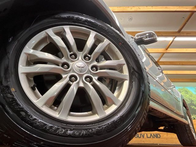 �y���������C���`�A���~�z�C�[���z�O�ςɃ}�b�`���������A���~�z�C�[���𑕒����Ă���܂��B�e��ЊO�A���~�z�C�[����A�X�^�b�h���X�^�C�����戵�����Ă���܂��B���񂲑��k����������