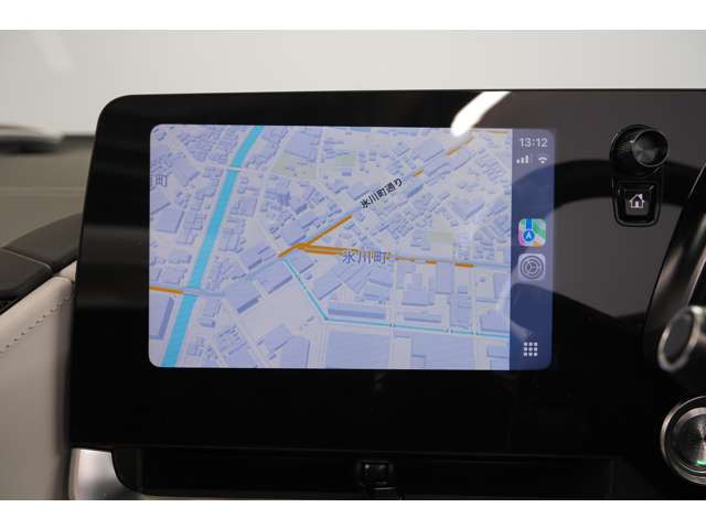 Apple CarPlay�ɑΉ������C���t�H�e�C�������g�V�X�e�������ڂ���Ă��܂��BiPhone��ڑ����邾���ŁA�i�r�A���y�A�ʘb�Ȃǂ��ԍڃf�B�X�v���C�Œ����I�ɑ���\�B�^�]���ł��V���v���ň��S�ȑ�����������܂��B