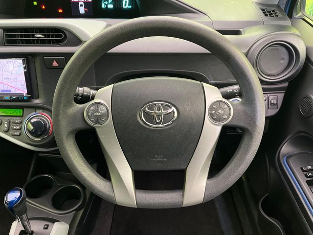 �C���e���A�ɍ��킹���f�U�C���̃X�e�A�����O�́A�^�]�������̂��Ƃ��l���A�^�]���₷���`��A�傫���ł��B�����x�A���ۂɐG���Ă��m���߂��������B
