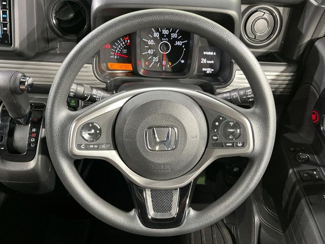 �C���e���A�ɍ��킹���f�U�C���̃X�e�A�����O�́A�^�]�������̂��Ƃ��l���A�^�]���₷���`��A�傫���ł��B�����x�A���ۂɐG���Ă��m���߂��������B