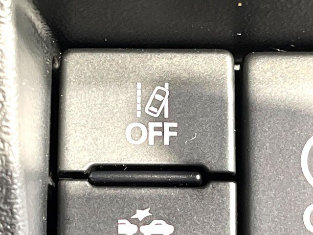 【車線逸脱警報】道路上の白(黄)線を認識し、意図せず走行中の車線からはみ出しそうになった時、メーター内の警告灯とブザーで注意喚起してくれる安心・安全機能です♪