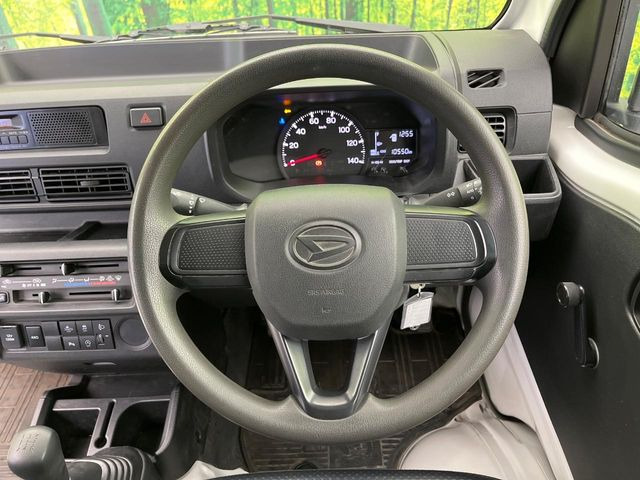 �C���e���A�ɍ��킹���f�U�C���̃X�e�A�����O�́A�^�]�������̂��Ƃ��l���A�^�]���₷���`��A�傫���ł��B�����x�A���ۂɐG���Ă��m���߂��������B