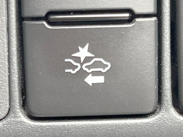 【トヨタセーフティセンス】走行中に前方の車両等を認識し、衝突しそうな時は警報とブレーキで衝突回避と被害軽減をアシスト。より安全にドライブをお楽しみいただけます。