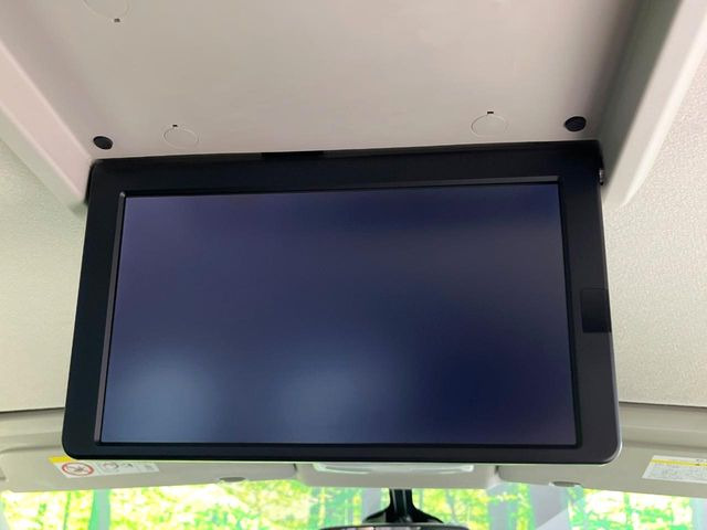 【フリップダウンモニター】大画面モニターで後席でもエンタメをお楽しみいただけます。小さなお子様にも大人気の装備です♪