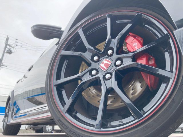 �y�O���[�h��p����20�C���`�A���~�z�C�[���z�f�U�C�����̍��������A���~�z�C�[���𑕒����Ă���܂��B�e��ЊO�A���~�z�C�[����A�X�^�b�h���X�^�C�����戵�����Ă���܂��B���񂲑��k����������