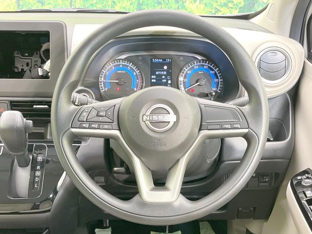 �C���e���A�ɍ��킹���f�U�C���̃X�e�A�����O�́A�^�]�������̂��Ƃ��l���A�^�]���₷���`��A�傫���ł��B�����x�A���ۂɐG���Ă��m���߂��������B