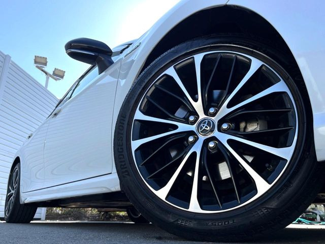 �y�����I�v�V����18�C���`�A���~�z�C�[���z�����I�v�V�����z�C�[���𑕒��B���s���\�̌���ɉ����A�O�ς����X�^�C���b�V���ɂȂ��Ă��܂��B