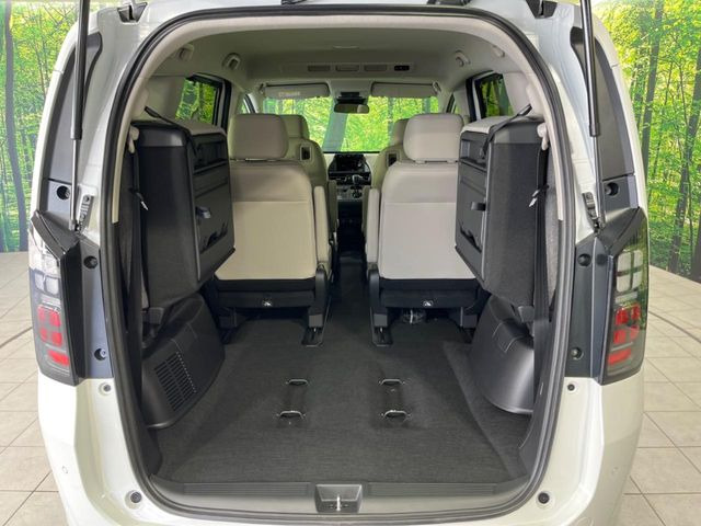 ���i�̂���������ʋ΁A���}���ɏ\���ȉ׎��X�y�[�X���m�ۂ��Ă���܂��B�Z�J���h�V�[�g��|���ƁA�傫�ȉו��̐ύڂ��\�ł���