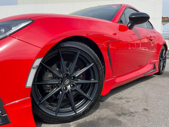 �y����18�C���`�A���~�z�C�[���z�O�ςɃ}�b�`���������A���~�z�C�[���𑕒����Ă���܂��B�e��ЊO�A���~�z�C�[����A�X�^�b�h���X�^�C�����戵�����Ă���܂��B���񂲑��k����������