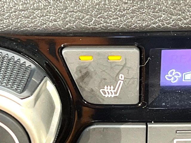 【シートヒーター】寒い日に重宝するシートヒーター!エアコンより早く温まってくれるので寒がりの人も安心ですね♪エアコンの温風は乾燥するから苦手、という方にもをおすすめです。