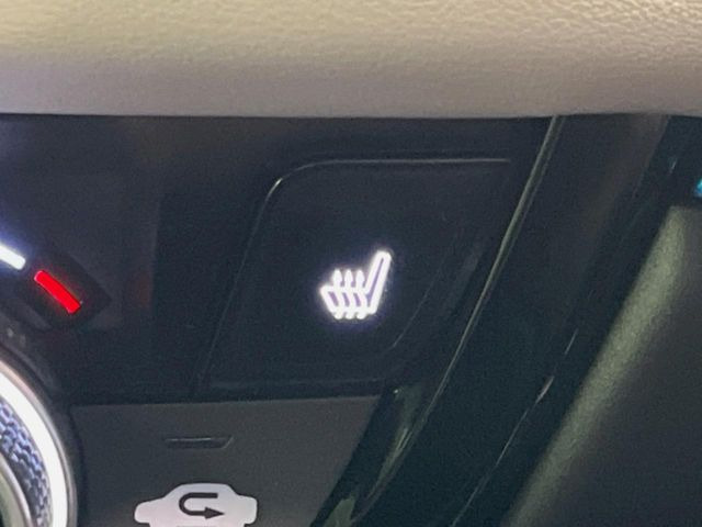 【シートヒーター】寒い日に重宝するシートヒーター!エアコンより早く温まってくれるので寒がりの人も安心ですね♪エアコンの温風は乾燥するから苦手、という方にもをおすすめです。