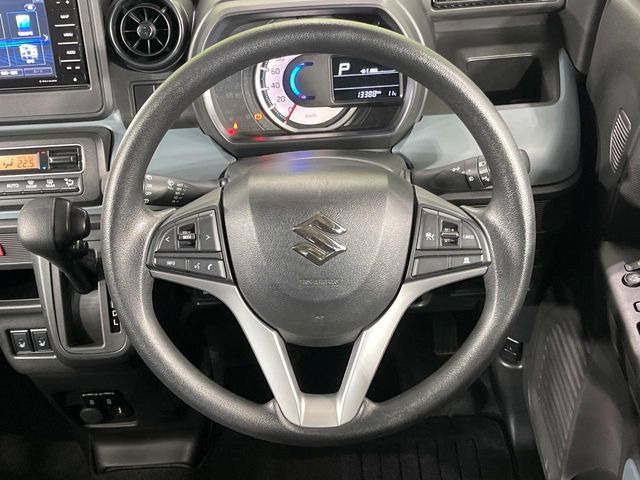 �C���e���A�ɍ��킹���f�U�C���̃X�e�A�����O�́A�^�]�������̂��Ƃ��l���A�^�]���₷���`��A�傫���ł��B�����x�A���ۂɐG���Ă��m���߂��������B