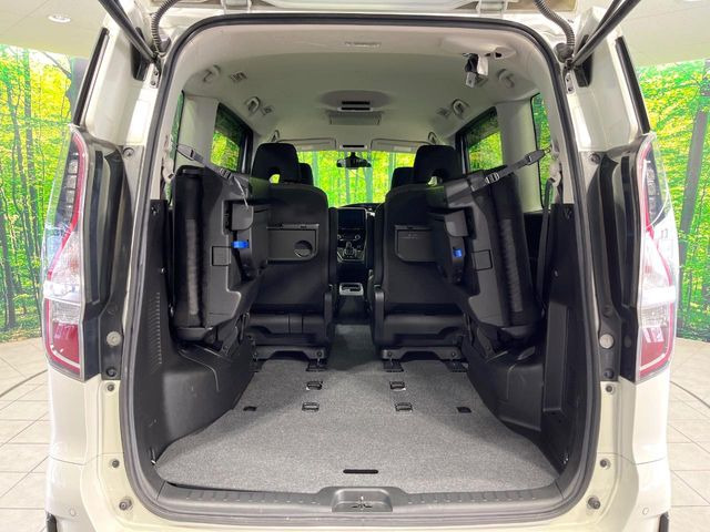 普段のお買い物や通勤、送迎等に十分な荷室スペースを確保しております。セカンドシートを倒すと、大きな荷物の積載も可能です♪