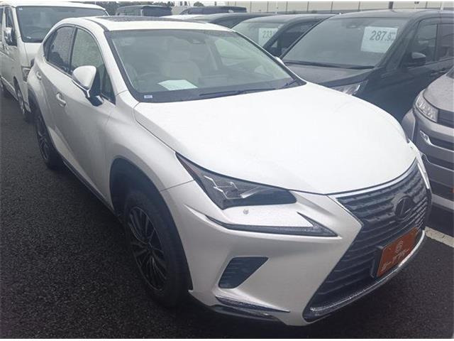 NX（レクサス）300 バージョンL 4WD　禁煙車 サンルーフ 純正10.3型ナビ 中古車画像