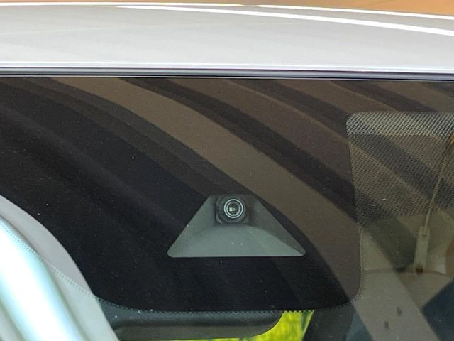 �y�C���e���W�F���g�G�}�[�W�F���V�[�u���[�L�z�t�����g�J�����őO���̎ԗ�����s�҂����m�B�Փ˂������Ȏ��͏Փ˔�Q�y���u���[�L���쓮�A�Փˉ�����T�|�[�g�B�����S�Ƀh���C�u�����y���݂��������܂��B