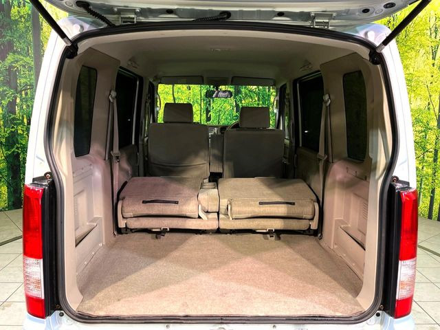 ���i�̂���������ʋ΁A���}���ɏ\���ȉ׎��X�y�[�X���m�ۂ��Ă���܂��B�Z�J���h�V�[�g��|���ƁA�傫�ȉו��̐ύڂ��\�ł���