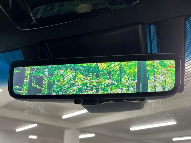 【デジタルインナーミラー】後席の大きな荷物や同乗者で後方が確認しづらい時でも安心!カメラが撮影した車両後方の映像をルームミラー内に表示。クリアな視界で状況の確認が可能です!