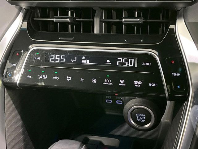 【左右独立型フルオートエアコン】運転席と助手席でそれぞれお好みの温度に設定可能。同乗者にも配慮した、快適な空調をお届け致します。