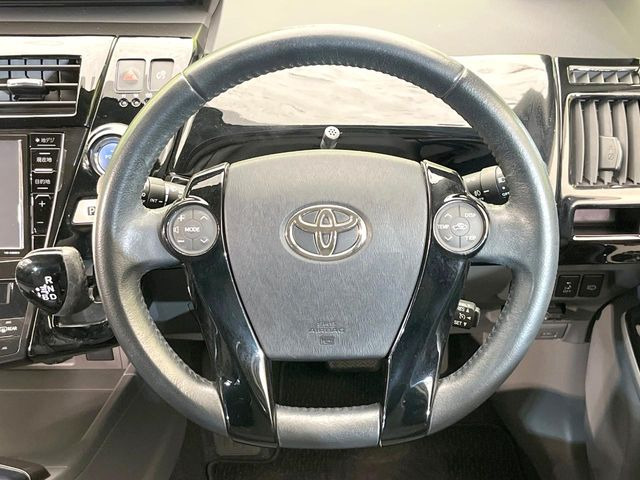 �C���e���A�ɍ��킹���f�U�C���̃X�e�A�����O�́A�^�]�������̂��Ƃ��l���A�^�]���₷���`��A�傫���ł��B�����x�A���ۂɐG���Ă��m���߂��������B