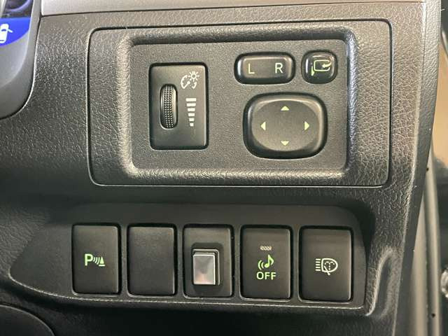 ���D�݂̃I�v�V�����𑕒����Č�[�Ԃ��邱�Ƃ��\�ł��B�i�r�E�o�b�N�J�����EETC�E��ȃt���b�v�_�E�����j�^�[�E�R�[�e�B���O�E�V�[�g�J�o�[�E�h���C�u���R�[�_�[�E�G���W���X�^�[�^�[ �ȂǂȂǎ戵����!