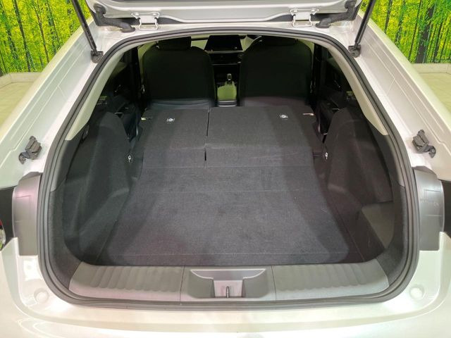 ���i�̂���������ʋ΁A���}���ɏ\���ȉ׎��X�y�[�X���m�ۂ��Ă���܂��B�Z�J���h�V�[�g��|���ƁA�傫�ȉו��̐ύڂ��\�ł���