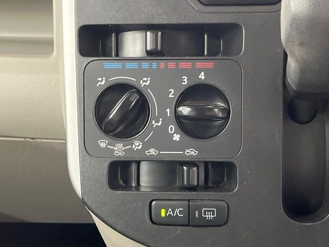 寒い冬も暑い夏も全席に快適な空調を届けてくれる、ダイヤル式エアコンを装備♪