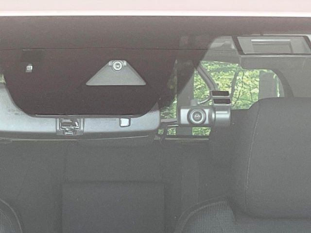 �yi-ACTIVESENSE�z���s���ɑO���̎ԗ�����F�����A�Փ˂������Ȏ��͌x��ƃu���[�L�ŏՓˉ���Ɣ�Q�y�����A�V�X�g�B�����S�Ƀh���C�u�����y���݂��������܂��B