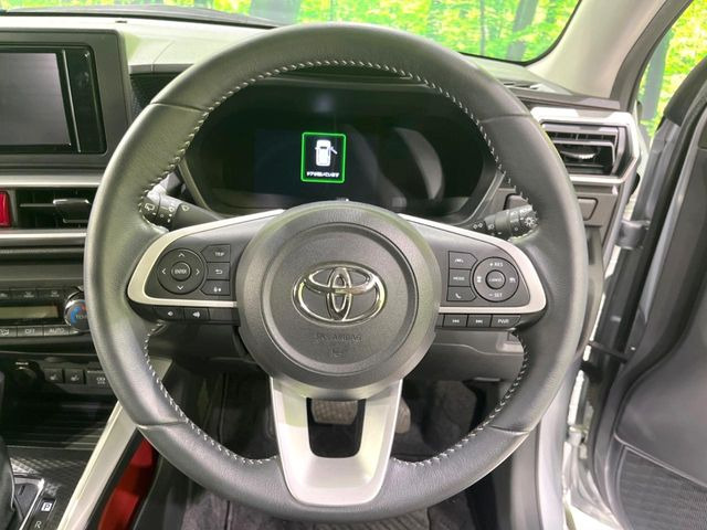 インテリアに合わせたデザインのステアリングは、運転される方のことも考え、運転しやすい形状、大きさです。是非一度、実際に触ってお確かめください。