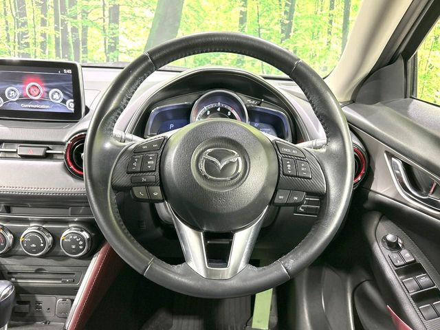 �C���e���A�ɍ��킹���f�U�C���̃X�e�A�����O�́A�^�]�������̂��Ƃ��l���A�^�]���₷���`��A�傫���ł��B�����x�A���ۂɐG���Ă��m���߂��������B