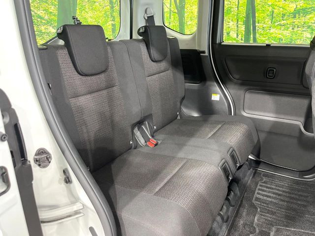 後部座席も気になるようなキズ・汚れやへたり等、大きなダメージはなく、良好な状態です。