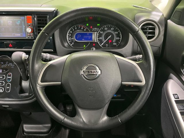 �C���e���A�ɍ��킹���f�U�C���̃X�e�A�����O�́A�^�]�������̂��Ƃ��l���A�^�]���₷���`��A�傫���ł��B�����x�A���ۂɐG���Ă��m���߂��������B